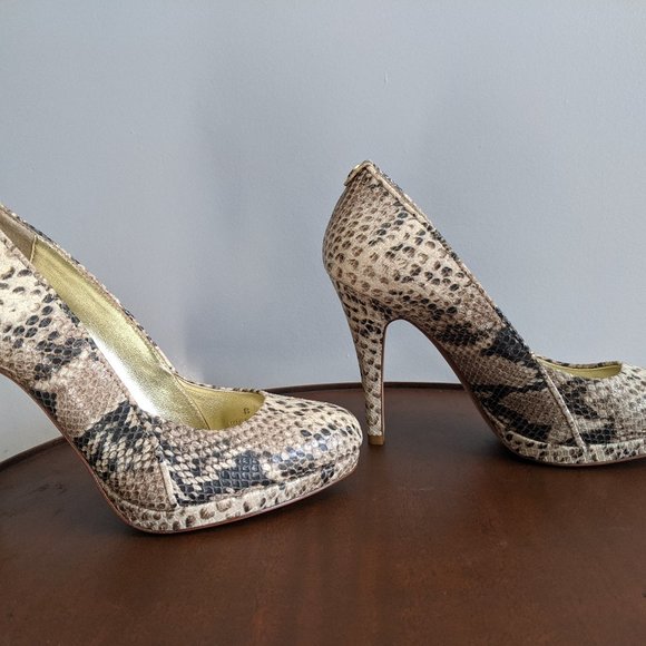Size 8-Elaine Turner Python Print Closed toe heels - Picture 4 of 9